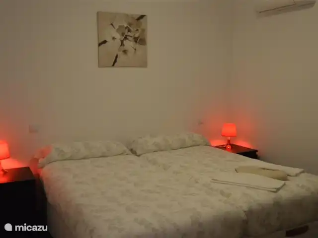 Slaapkamer met ensuite badkamer